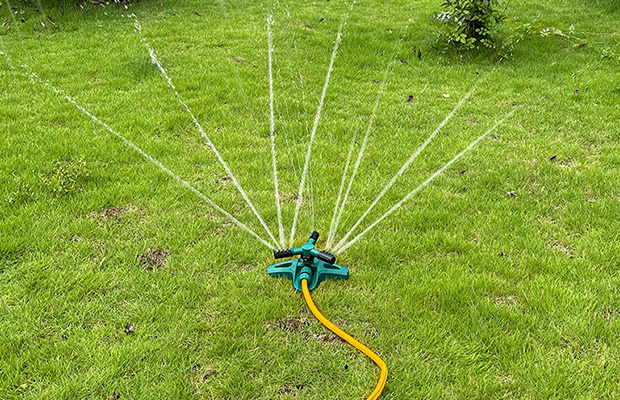 360 degree rotating sprinkler